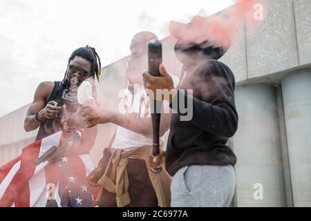 Ondata di violenta furia di neri esplode in tutta la USA, uomini armati vanno in dimostrazioni, non tenere il silenzio Foto Stock