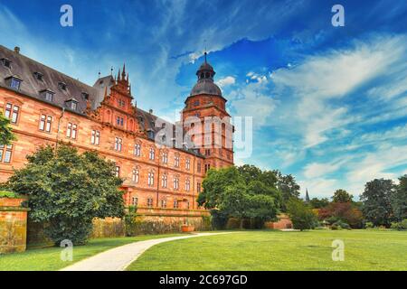 Aschaffenburg, Germania - Luglio 2020: Palazzo chiamato 'Schloss Johannisburg' in stile rinascimentale tedesco Foto Stock
