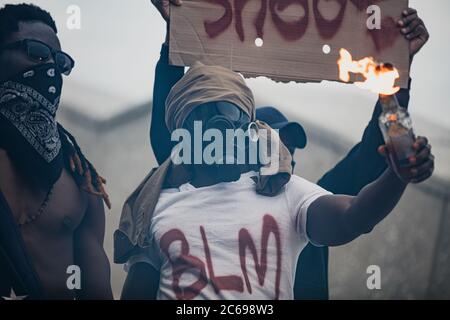 Ondata di violenta furia di neri esplode in tutta la USA, uomini armati vanno in dimostrazioni, non tenere il silenzio Foto Stock
