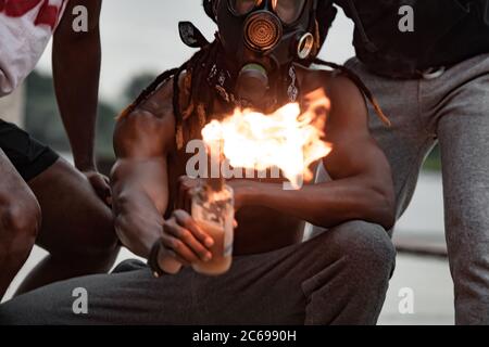 Ondata di violenta furia di neri esplode in tutta la USA, uomini armati vanno in dimostrazioni, non tenere il silenzio Foto Stock