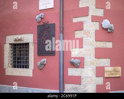 GIRONA SPAGNA-27 GIUGNO 2020: Angolo di strada del Carrer de les Mosques (Via delle Flies). Foto Stock