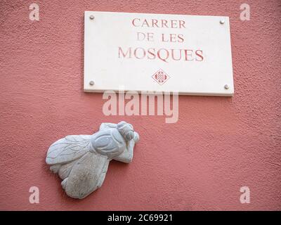 GIRONA SPAGNA-27 GIUGNO 2020: Piatto di strada del Carrer de les Mosques (Via delle mosche) con la figura di mosca Foto Stock