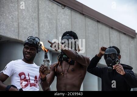Ondata di violenta furia di neri esplode in tutta la USA, uomini armati vanno in dimostrazioni, non tenere il silenzio Foto Stock