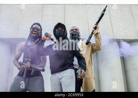 i neri afroamericani non smetteranno di ribellarsi finché non avranno ottenuto giustizia in relazione a loro, le persone aggressive in dimostrazione, difendere il loro carro Foto Stock