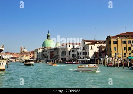 VENEZIA - MAR 6: Vista sul Canal Grande il 6 marzo 2011 a Venezia. Questo canale principale è lungo 3800 metri, largo 30-90 metri, con una profondità media di Foto Stock