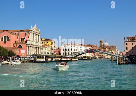 VENEZIA - MAR 6: Vista sul Canal Grande il 6 marzo 2011 a Venezia. Questo canale principale è lungo 3800 metri, largo 30-90 metri, con una profondità media di Foto Stock