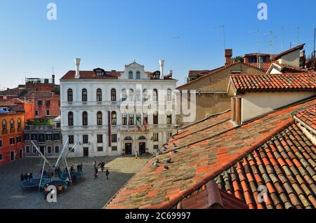 Venezia - 6 marzo 2011: Vista dall'alto sui tetti e su Piazza S. Maria Formosa. Venezia è una meta turistica molto apprezzata. Il turista annuale Foto Stock