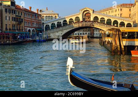 VENEZIA - MAR 6: Ponte di Rialto (Ponte di Rialto) in serata con i turisti il 6 marzo 2011 a Venezia. È il più antico e uno dei quattro ponti si estende Foto Stock