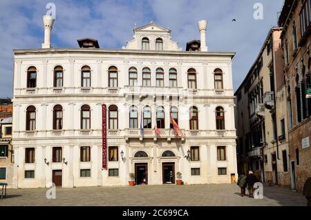 VENEZIA - 6 MARZO: Uno degli hotel di lusso mostrati il 6 marzo 2011 a Venezia. Il Palazzo Ruzzini è ospitato all'interno di un'antica residenza storica costruita nel XV Foto Stock