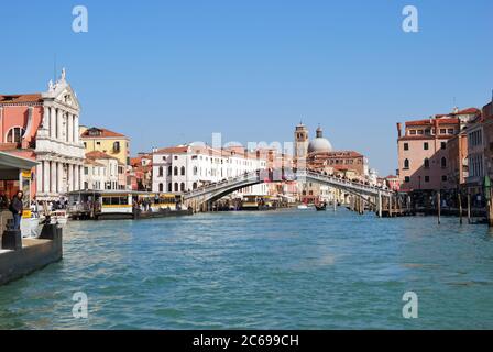 VENEZIA - MAR 6: Vista sul Canal Grande il 6 marzo 2011 a Venezia. Questo canale principale è lungo 3800 metri, largo 30-90 metri, con una profondità media di Foto Stock