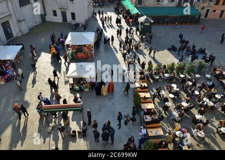 Venezia, Italia - 6 marzo 2011: Vista dall'alto sulla folla dei turisti e dei partecipanti al carnevale in Piazza S. Maria Formosa durante il Carnevale o Foto Stock