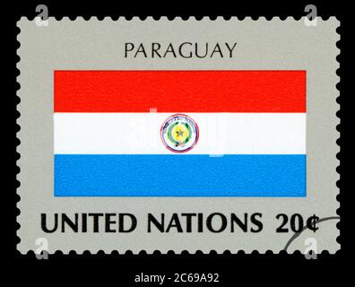 PARAGUAY - francobollo della bandiera nazionale del Paraguay, serie delle Nazioni Unite, circa 1984. Isolato su sfondo nero. Foto Stock