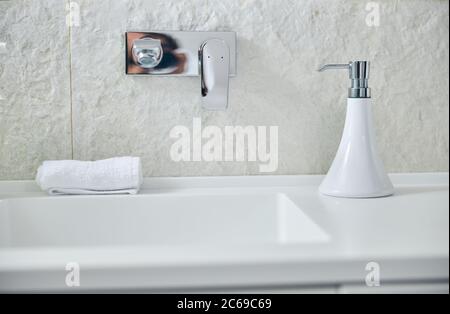 Immagine laconica degli interni del bagno in stile minimalista Foto Stock