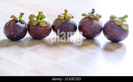 Mangosteen nove visto dall'alto. Frutta con pelle viola, frutti bianchi e acide sono nutrienti Foto Stock