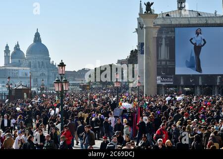 Venezia, Italia - 6 marzo 2011: Vista dall'alto sulla folla dei turisti e del carnevale partecipante in Piazza San Marco durante l'annuale Carnevale o Foto Stock