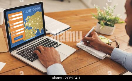 Businessman Acquisto di biglietti on-line per viaggio d'affari in ufficio, Collage Foto Stock