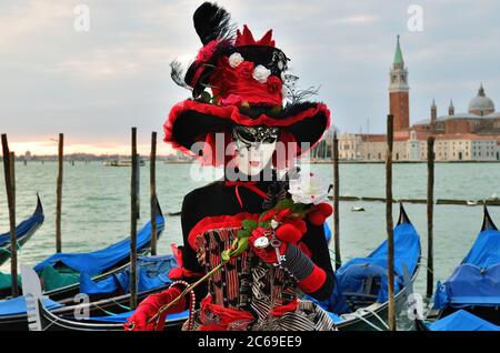 Venezia, Italia - 7 marzo 2011: Persona mascherata non identificata in costume in Piazza San Marco durante il Carnevale di Venezia. Il carnevale del 2011 era hel Foto Stock