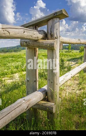 Przemyskie Foothills, intorno alla città di Bircza. Un punto di vista e un capanno turistico con un focolare falò. Chominskie Hill. Elemento di recinzione. Foto Stock