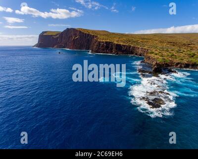 Una vista aerea di Palaoa Point e Sharkfin Rock al largo dell'isola di Lanai, Hawaii, USA. Foto Stock
