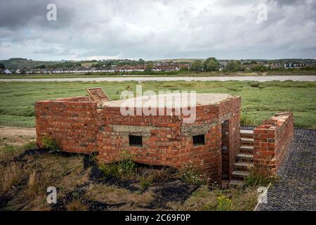 Guerra mondiale due armi che si affacciano sul fiume Adur vicino all'aeroporto di Shoreham, West Sussex, Regno Unito Foto Stock