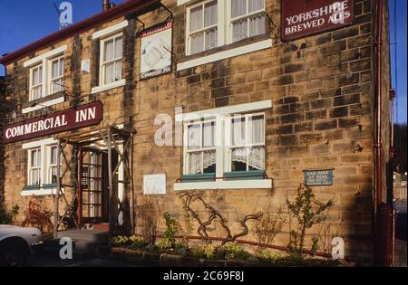 The Commerical Inn - in seguito rinominato Woolpack per il programma televisivo Emmerdale quando è stato girato nel villaggio di Esholt, West Yorkshire, Inghilterra, Regno Unito. Circa anni 80 Foto Stock