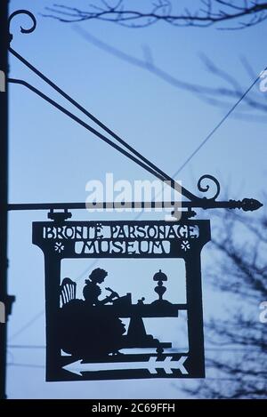 Cartello sospeso del Museo del Bronte Parsonage. Haworth, West Yorkshire. Inghilterra. REGNO UNITO Foto Stock