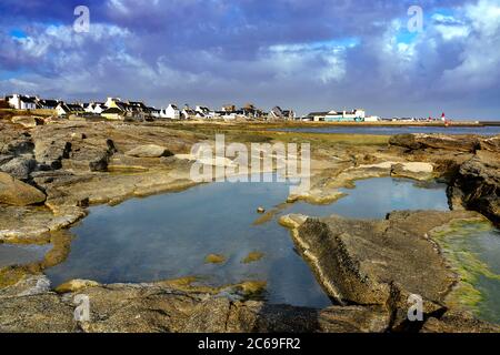 Costa rocciosa di Guilvinec o Le Guilvinec, un comune nel dipartimento di Finistère Bretagna nel nord-ovest della Francia Foto Stock