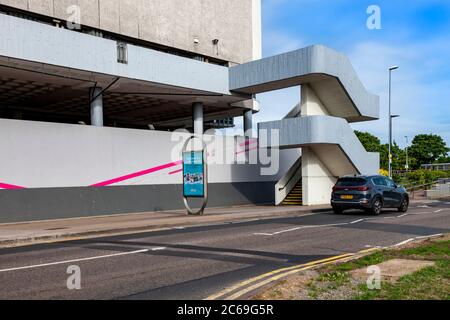 Fatturazione Brook Road, e al confine del centro commerciale Western Favell di Northampton, Inghilterra, Regno Unito. Foto Stock