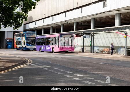 Fatturazione Brook Road, e al confine del centro commerciale Western Favell di Northampton, Inghilterra, Regno Unito. Foto Stock