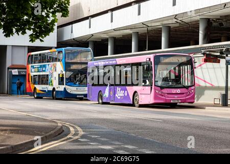 Fatturazione Brook Road, e al confine del centro commerciale Western Favell di Northampton, Inghilterra, Regno Unito. Foto Stock