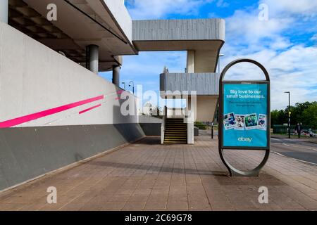 Fatturazione Brook Road, e al confine del centro commerciale Western Favell di Northampton, Inghilterra, Regno Unito. Foto Stock