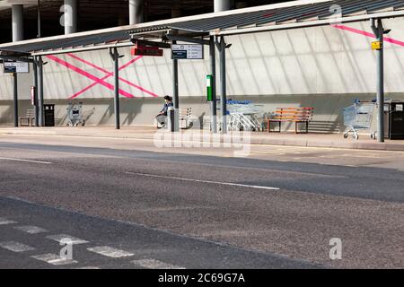 Fatturazione Brook Road, e al confine del centro commerciale Western Favell di Northampton, Inghilterra, Regno Unito. Foto Stock