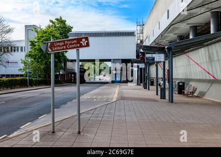 Fatturazione Brook Road, e al confine del centro commerciale Western Favell di Northampton, Inghilterra, Regno Unito. Foto Stock