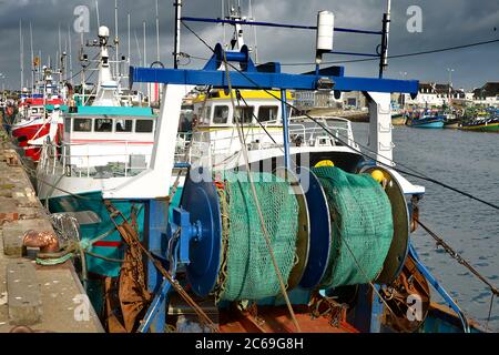 Barche da pesca a Guilvinec o Le Guilvinec, un comune nel dipartimento di Finistère Bretagna nel nord-ovest della Francia Foto Stock