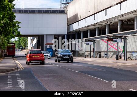 Fatturazione Brook Road, e al confine del centro commerciale Western Favell di Northampton, Inghilterra, Regno Unito. Foto Stock