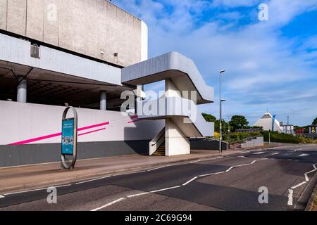 Fatturazione Brook Road, e al confine del centro commerciale Western Favell di Northampton, Inghilterra, Regno Unito. Foto Stock