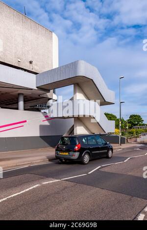 Fatturazione Brook Road, e al confine del centro commerciale Western Favell di Northampton, Inghilterra, Regno Unito. Foto Stock