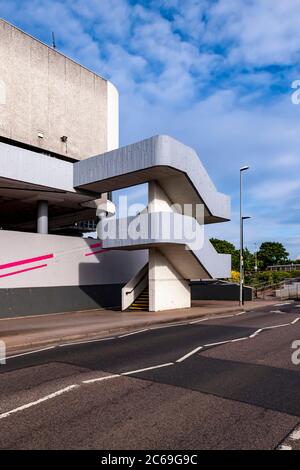 Fatturazione Brook Road, e al confine del centro commerciale Western Favell di Northampton, Inghilterra, Regno Unito. Foto Stock