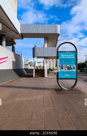 Fatturazione Brook Road, e al confine del centro commerciale Western Favell di Northampton, Inghilterra, Regno Unito. Foto Stock