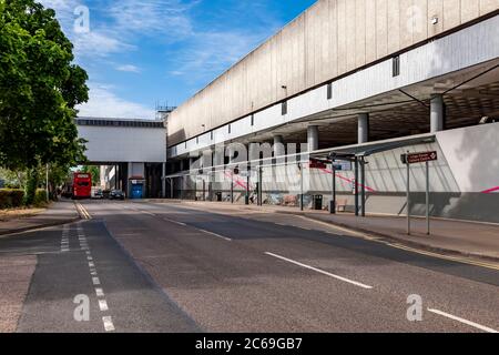 Fatturazione Brook Road, e al confine del centro commerciale Western Favell di Northampton, Inghilterra, Regno Unito. Foto Stock