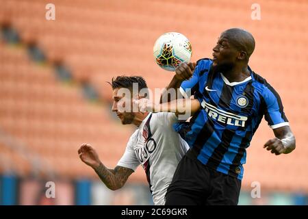 Milano, Italia - 05 luglio 2020: Romelu Lukaku del FC Internazionale compete per una testata con Mitchell Dijks del Bologna FC durante la Serie A Football Match tra FC Internazionale e Bologna FC. Il Bologna FC ha vinto nel 2-1 il FC Internazionale. Credit: Nicolò campo/Alamy Live News Foto Stock