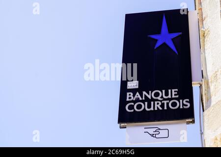 Bordeaux , Aquitaine / Francia - 07 06 2020 : Banque Courtois segno e testo logo della sede principale più antica agenzia bancaria francese Foto Stock