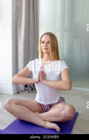 splendida ragazza che pratica yoga sul pavimento, foto.hobby a lunghezza intera, interesse Foto Stock