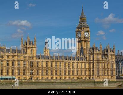 La Elizabeth Tower, il Big ben e parte di Wesminster durante il giorno. Foto Stock