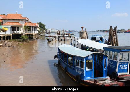 Barche a motore spazzatura che ferry passeggeri e visitatori sul massiccio silt fiume Mekong delta da My Tho in Vietnam, Asia Foto Stock
