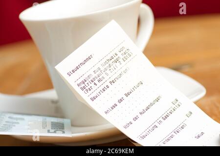 Tazza di caffè con ricevuta per spese di funzionamento, Germania Foto Stock