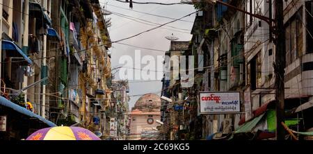 Le trafficate strade affollate del centro di Yangon in Myanmar, formalmente Rangoon in Birmania, Asia Foto Stock