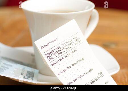 Tazza di caffè con ricevuta per spese di funzionamento, Germania Foto Stock