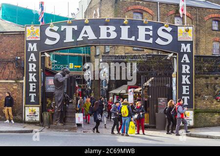 LONDRA, UK - 1 MARZO 2014: L'ingresso al mercato delle scuderie di Camden mostra i clienti vicino all'ingresso Foto Stock