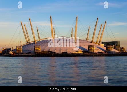 LONDRA, Regno Unito - 19 GENNAIO 2013: Un closeup all'esterno della O2 Arena di Londra dall'altra parte del Tamigi Foto Stock